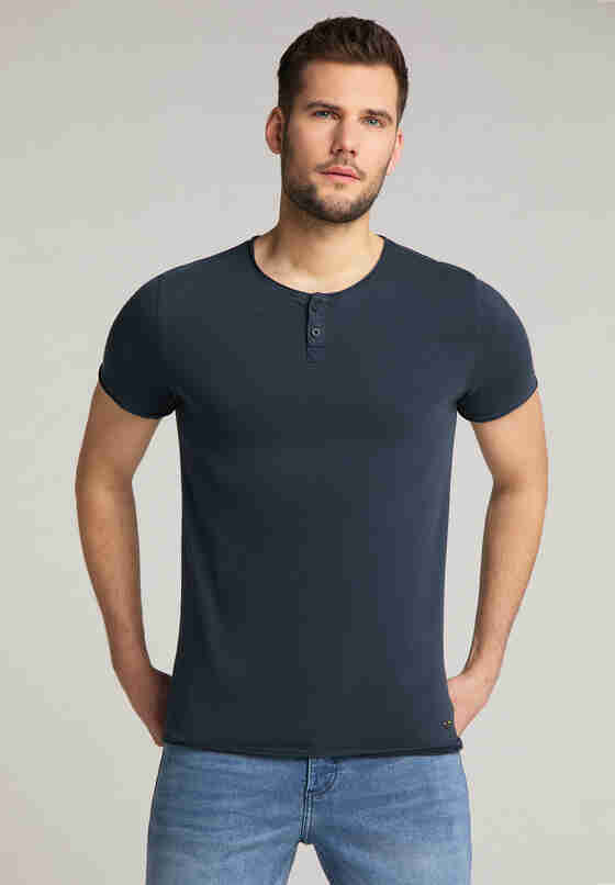 T-Shirt Style Aron Henley, Blau, model
