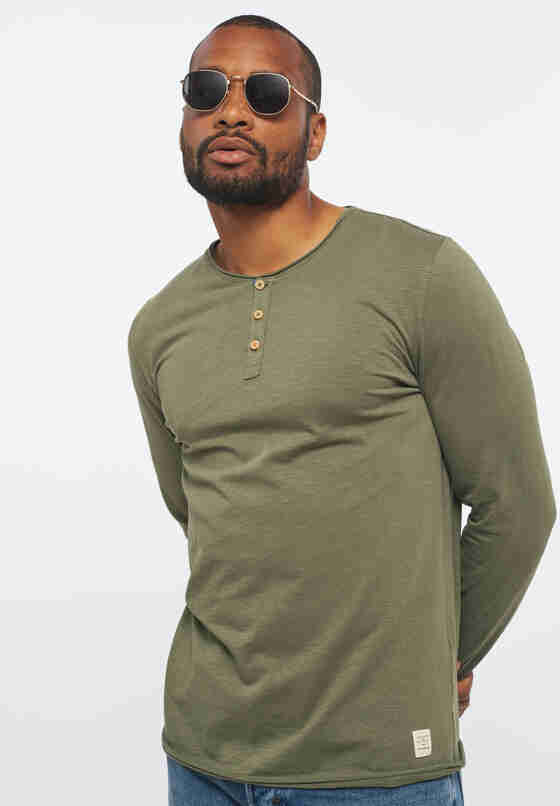 T-Shirt Style Adrian C Henley, Grün, model