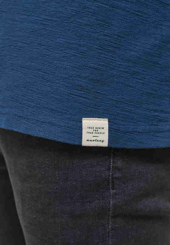T-Shirt Style Adrian C Henley, Blau, model