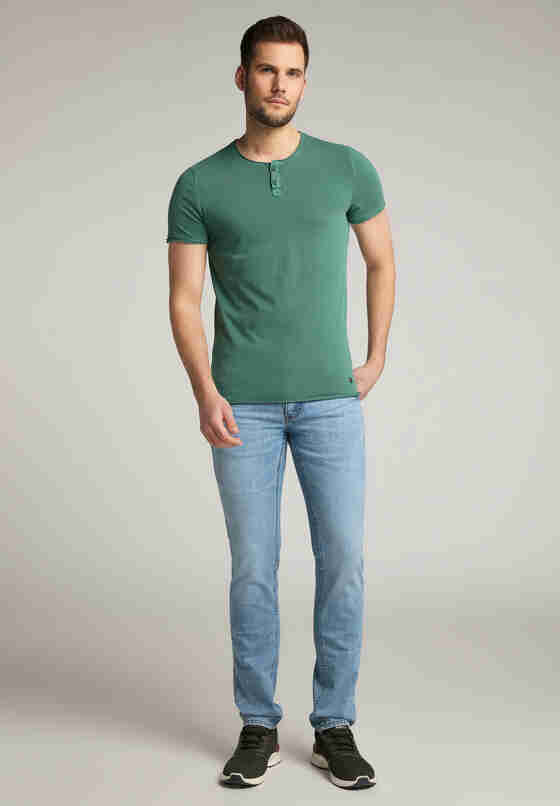 T-Shirt Style Aron Henley, Grün, model