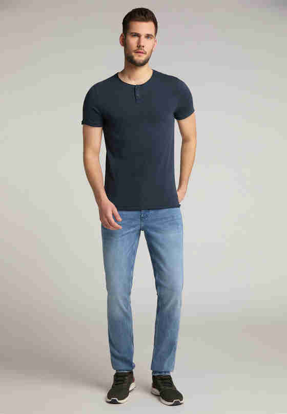 T-Shirt Style Aron Henley, Blau, model