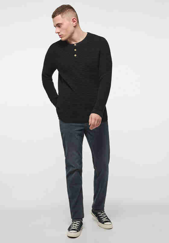 Sweater Style Emil C Henley, Schwarz, model