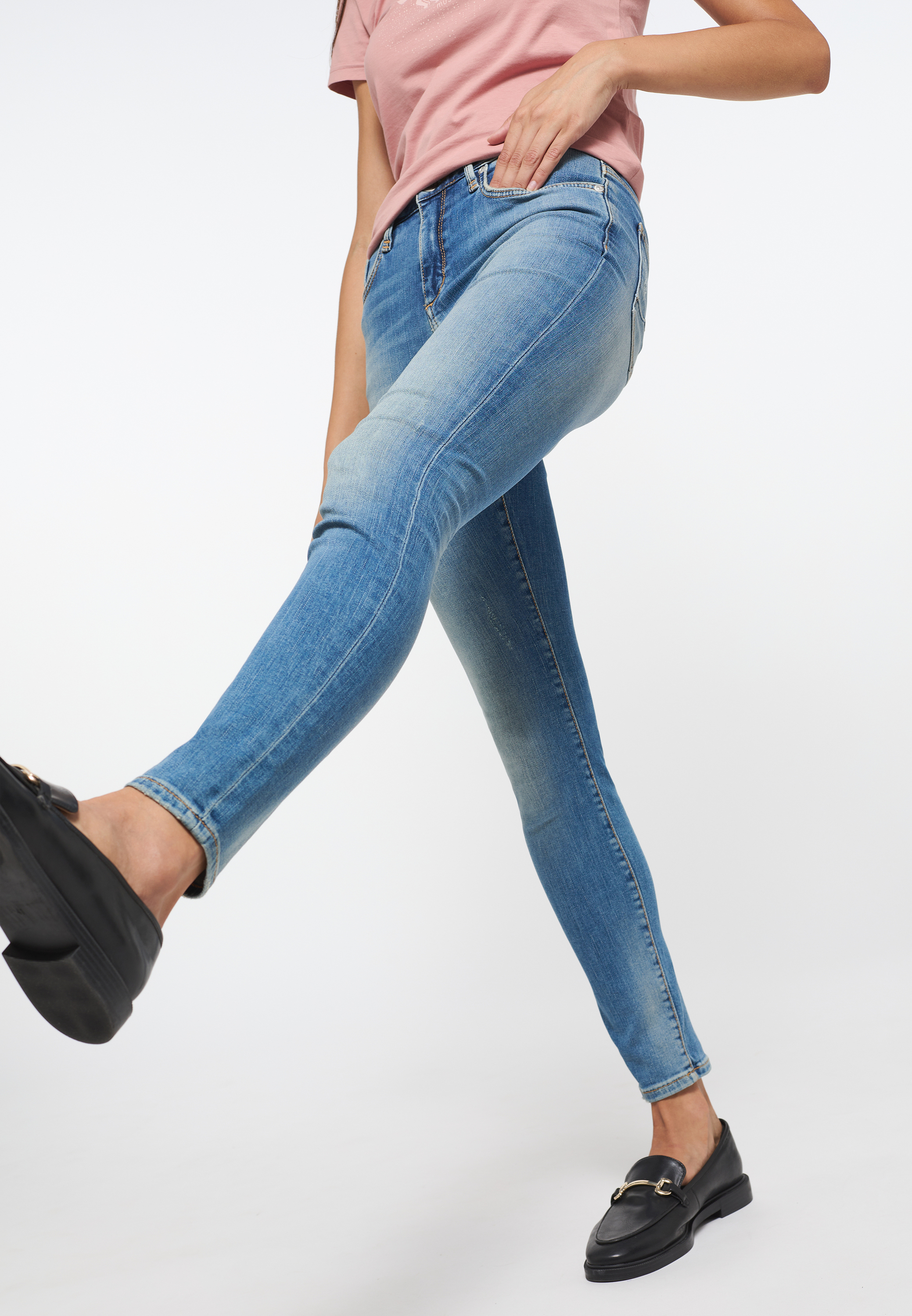 Artikel klicken und genauer betrachten! - Mit der Mia Jeggins von Mustang setzt du deine Silhouette optimal in Szene. Der eng anliegende Schnitt aus stretchigem Baumwollmix unterstreicht sanft deine Kurven. Die tief sitzenden Gesäßtaschen formen einen schönen Po, während Used-Effekte alle Blicke auf sich ziehen. Ob mit Sneakers, Ballerinas oder Stiefeln: diese Jeans ist ein Muss für jeden Kleiderschrank. | im Online Shop kaufen
