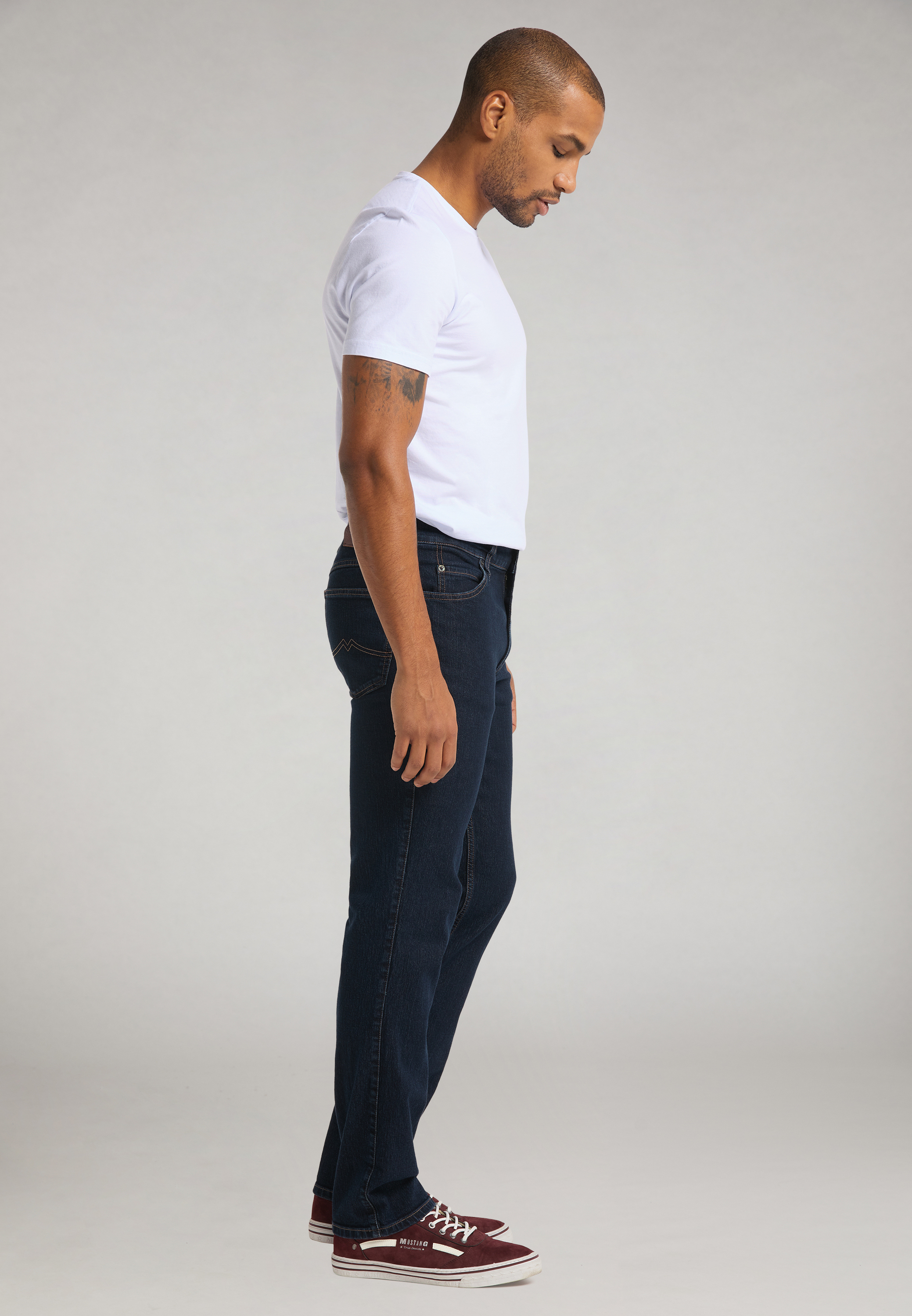 Artikel klicken und genauer betrachten! - Mit den MUSTANG Tramper Jeans hast Du einen zuverlässigen Modepartner für lässige Casual-Outfits. Das ebenmäßige Five-Pocket-Design mit bequemem Bund prägt den Stil der Freizeithose. Unser Tipp: Trage die Denim mit Karohemd und Turnschuh – gemeinsam machen sie Dich bereit für einen entspannten Tag mit komfortablem Styling. | im Online Shop kaufen