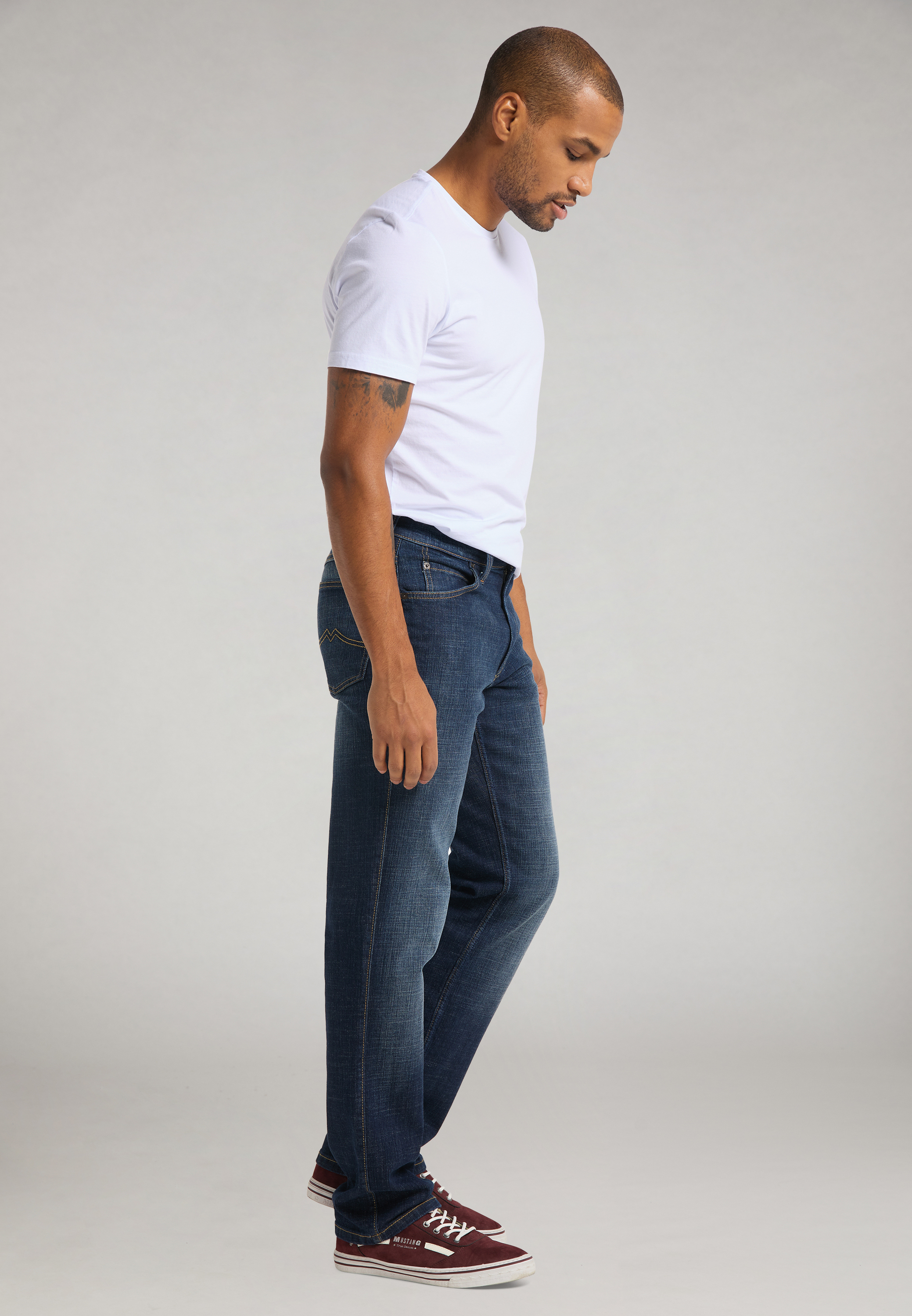 Artikel klicken und genauer betrachten! - Die MUSTANG Tramper Jeans sind ein unkompliziertes Basic im Five-Pocket-Stil und werden ganz schnell zu Deiner neuen Lieblingshose. Ihr Markenzeichen ist die vorverlegte Seitennaht, welche den Look modisch definiert. Tief sitzende Gesäßtaschen und ein Aufnäher rückseitig am Bund prägen das authentische Denim-Design. Die robuste Qualität mit Stretchanteil sorgt zudem für einen guten wie bequemen Sitz. | im Online Shop kaufen