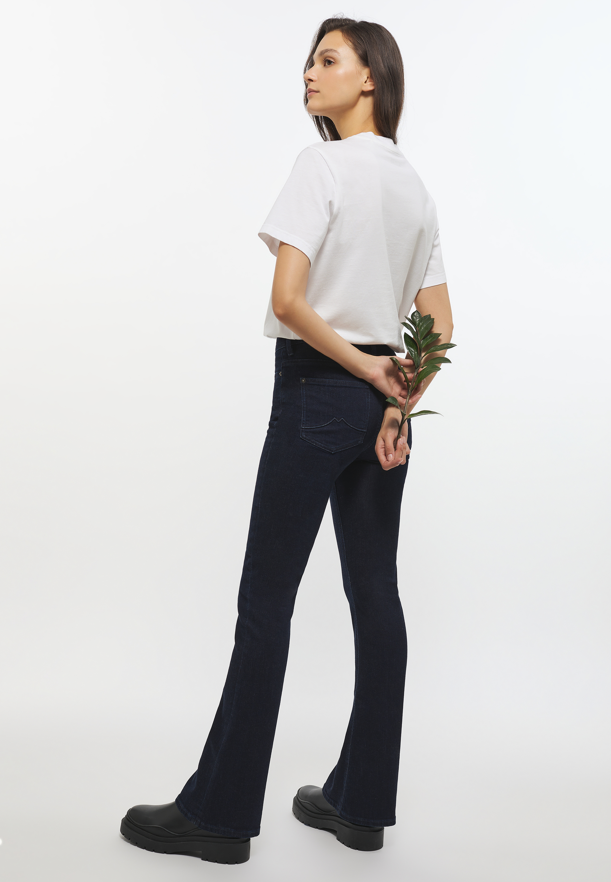 Artikel klicken und genauer betrachten! - Mustang hat mit der June Flared deine neue Lieblings-Denim parat. Was den Stil dieses Jeans auszeichnet, ist das ausgestellte Bein, das einfach lässig aussieht und auch kräftigere Beine schön umspielt. Die hochelastische Baumwolle sorgt für ein überragendes Tragegefühl. Kombiniere das Modell einfach mit einem schlichten T-Shirt oder einer Bluse. | im Online Shop kaufen