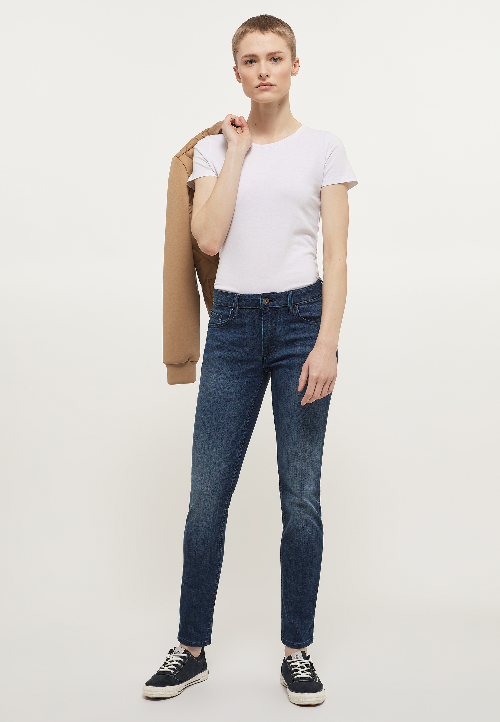 Artikel klicken und genauer betrachten! - Mustangs Sissy Slim bildet die optimale Grundlage für verschiedene Outfits. Die Jeans baut auf eine angesagte Used-Waschung und den beliebten 5-Pocket-Style. Mit ihrer schmalen Passform setzt sie deine Silhouette gekonnt in Szene. Dank der leicht elastischen Baumwollmischung ist für einen angenehmen Tragekomfort gesorgt. | im Online Shop kaufen