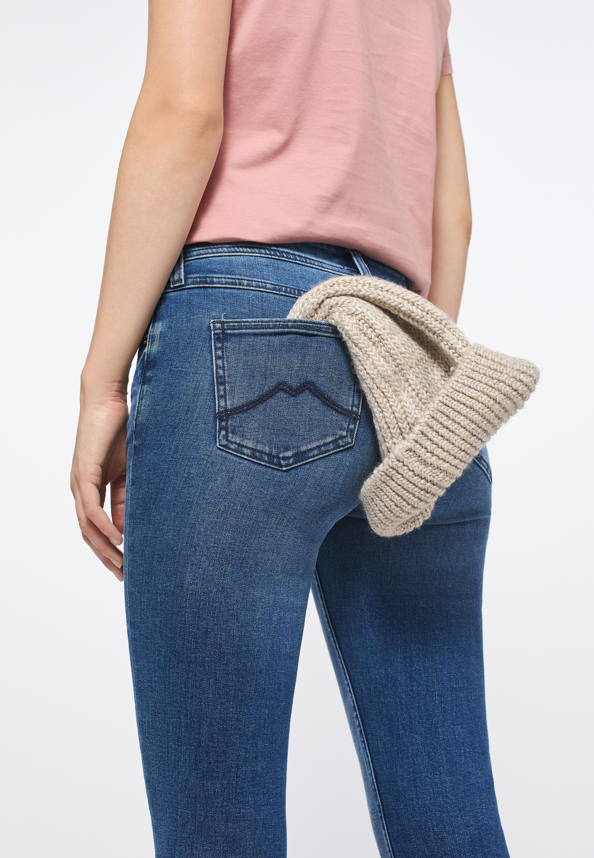 Artikel klicken und genauer betrachten! - Mit der Jasmin Slim von Mustang genießt du uneingeschränkt deine Freiheit. Denn die Jeans aus leicht elastischem Baumwollmix zeichnet deine weiblichen Kurven optimal nach und bietet zudem jede Menge Tragekomfort. Und: sie ist genauso vielseitig wie du: Trage die 5-Pocket-Jeans mal mit lässigen Shirts und Sneakers und mal mit modischer Bluse und Ballerinas. | im Online Shop kaufen
